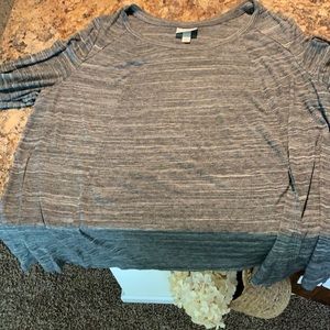 Women’s gray and white thin pull over sweater